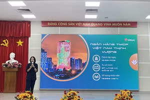 Diễn giả trao đổi phương pháp và kỹ năng ứng tuyển cho sinh viên.