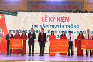 Trường THPT Ngô Quyền vinh dự nhận khen thưởng của các cấp , ngành.