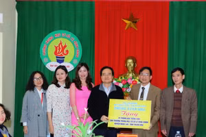 Bộ trưởng Bộ GD-ĐT Phùng Xuân Nhạ tặng quà cho trườngTHCS Lê Đình Chinh.