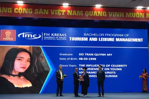 PGS.TS Nguyễn Văn Trào trao bằng tốt nghiệp.