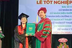 PGS.TS.BS Ngô Minh Xuân - Hiệu trưởng nhà trường trao bằng tốt nghiệp năm 2020 cho các tân bác sĩ.