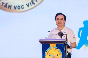 Bộ trưởng Bộ GD&ĐT Phùng Xuân Nhạ phát biểu tại giải chạy S-Race 2020.