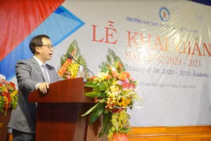 PGS.TS Lê Anh Phương phát biểu chào mừng lễ khai giảng.