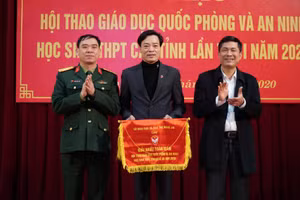 Trao cờ thi đua cho Trường THPT Diễn Châu 4 (huyện Diễn Châu) đạt giải Nhất toàn đoàn.