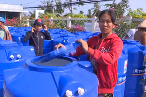 Người dân được hỗ trợ dụng cụ trữ nước. (Ảnh tư liệu)