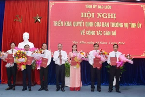 Ông Lữ Văn Hùng, Bí thư Tỉnh ủy, Chủ tịch HĐND tỉnh trao Quyết định và chúc mừng ông Huỳnh Hữu Trí, ông Phan Thanh Duy, ông Ngô Vũ Thăng, bà Tô Việt Thu, ông Nguyễn Văn Chung và ông Trần Thanh Mến (từ trái sang).