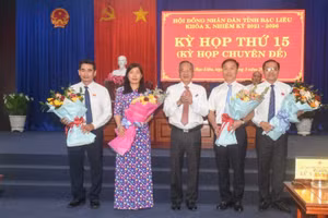 Bí thư Tỉnh ủy Bạc Liêu Lữ Văn Hùng chúc mừng các đồng chí vừa nhận nhiệm vụ mới.