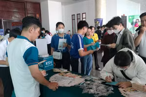 Học sinh tham khảo thông tin tuyển sinh các trường đại học.