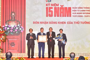 Phó Thủ tướng Thường trực Trương Hòa Bình trao Bằng khen của Thủ tướng Chính phủ tặng Cổng TTĐT Chính phủ.