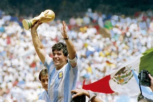 Huyền thoại bóng đá Diego Maradona đột ngột qua đời 