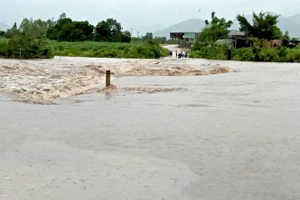 Nước lũ tràn qua cầu tràn ở xã Ia Rrai, huyện K rông Pa, Gia Lai. Ảnh: Tiền Phong.