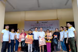 Công đoàn BAC A BANK cứu trợ người dân vùng lũ: Thương lắm miền Trung ơi!