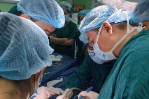 Cứu sống bé trai 7 tuổi bị kéo đâm xuyên cổ