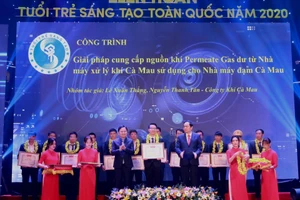 Tuyên dương công trình sáng tạo của Đoàn TN Công ty Khí Cà Mau – các tác giả Nguyễn Thanh Tân và Lê Xuân Thắng.