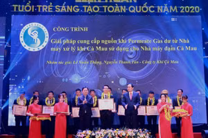 Tuyên dương công trình sáng tạo của Đoàn TN Công ty Khí Cà Mau – các tác giả Nguyễn Thanh Tân và Lê Xuân Thắng.