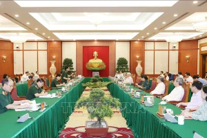 Sáng 12/9, tại Trụ sở Trung ương Đảng, tập thể Bộ Chính trị đã làm việc với Thường vụ Quân ủy Trung ương, cho ý kiến về dự thảo văn kiện và công tác chuẩn bị nhân sự Đại hội Đảng bộ Quân đội lần thứ XI, nhiệm kỳ 2020-2025. Tổng Bí thư, Chủ tịch nước Nguyễn Phú Trọng chủ trì cuộc làm việc.