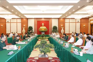 Sáng 12/9, tại Trụ sở Trung ương Đảng, tập thể Bộ Chính trị đã làm việc với Thường vụ Quân ủy Trung ương, cho ý kiến về dự thảo văn kiện và công tác chuẩn bị nhân sự Đại hội Đảng bộ Quân đội lần thứ XI, nhiệm kỳ 2020-2025. Tổng Bí thư, Chủ tịch nước Nguyễn Phú Trọng chủ trì cuộc làm việc.