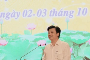 Thứ trưởng Bộ GD&ĐT Nguyễn Hữu Độ phát biểu tại hội nghị.