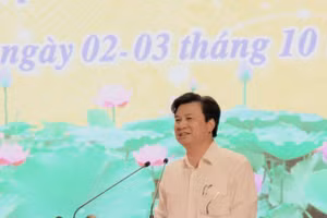 Thứ trưởng Bộ GD&ĐT Nguyễn Hữu Độ phát biểu tại hội nghị.