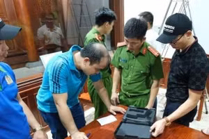 Cơ quan điều tra tiến hành thu giữ tang vật. (Ảnh CA Hà Tĩnh).