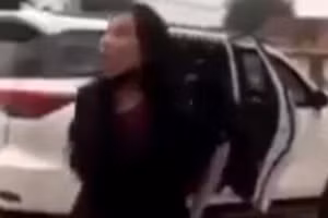 Người phụ nữ cãi lộn với tổ bảo vệ nhà đền.