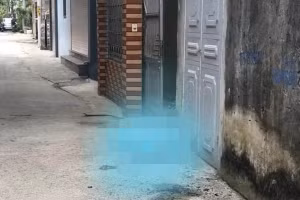 Cửa nhà nơi nạn nhân bị chồng sát hại và tử vong tại chỗ. Ảnh Vietnamnet