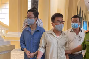 2 bị cáo Tùng và Nam được dẫn giải tới phiên xét xử. Ảnh: IT