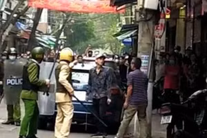 Đối tượng Hiếu bị lực lượng công an khống chế.