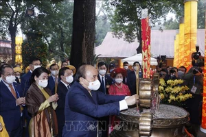 Chủ tịch nước Nguyễn Xuân Phúc dâng hương tại điện Kính Thiên nhân dịp tham gia chương trình Xuân Quê hương cùng bà con Việt kiều