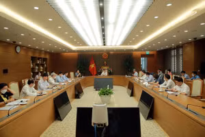 Các đại biểu thống nhất đánh giá qua thực tiễn phòng, chống dịch, nhiều kinh nghiệm, bài học đã được rút ra trong công tác thu gom, vận chuyển, xử lý chất thải y tế, chất thải lây nhiễm - Ảnh: VGP/Đình Nam