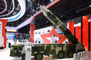 Một mô hình tên lửa đạn đạo DF-21D được trưng bày trước Hội chợ định vị vệ tinh Trung Quốc lần thứ 12 ở Nam Xương, Trung Quốc. 