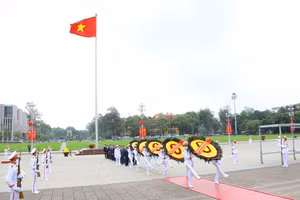 Lãnh đạo Đảng, Nhà nước vào Lăng viếng Chủ tịch Hồ Chí Minh nhân kỷ niệm 47 năm Ngày giải phóng miền Nam