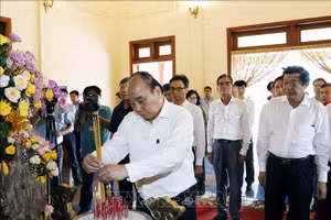 Chủ tịch nước Nguyễn Xuân Phúc dâng hương tưởng nhớ Thủ tướng Võ Văn Kiệt
