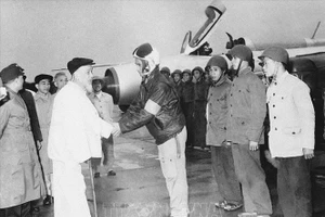 Nhân dịp Tết nguyên đán Đinh Mùi (9/2/1967), Chủ tịch Hồ Chí Minh đến thăm và chúc Tết cán bộ, chiến sĩ Trung đoàn không quân 921-Đoàn Không quân Sao Đỏ. (Ảnh: TTXVN)