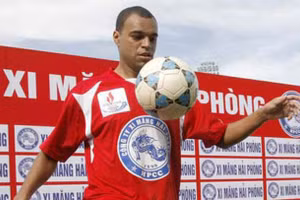 Huyền thoại bóng đá Brazil, từng khoác áo Hải Phòng, bất ngờ tái xuất ở tuổi 44