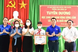 Lãnh đạo Huyện ủy Cẩm Xuyên, Huyện đoàn Cẩm Xuyên và Phòng GD-ĐT huyện Cẩm Xuyên tặng giấy khen và quà cho em Nguyễn Văn Dương. Ảnh: Báo Hà Tĩnh