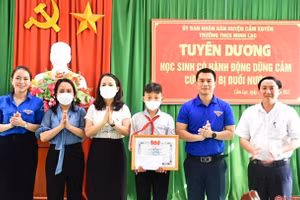 Lãnh đạo Huyện ủy Cẩm Xuyên, Huyện đoàn Cẩm Xuyên và Phòng GD-ĐT huyện Cẩm Xuyên tặng giấy khen và quà cho em Nguyễn Văn Dương. Ảnh: Báo Hà Tĩnh