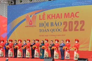 Các đại biểu cắt băng khai mạc Hội Báo toàn quốc năm 2022.