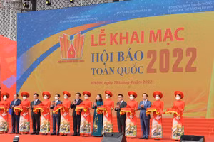 Các đại biểu cắt băng khai mạc Hội Báo toàn quốc năm 2022.