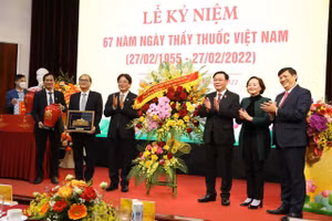 Chủ tịch Quốc hội Vương Đình Huệ tặng hoa, quà lưu niệm cho Bệnh viiện Hữu nghị Việt Đức. Ảnh: Doãn Tấn/TTXVN