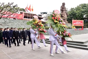 Dâng hương tưởng nhớ Hoàng đế Quang Trung