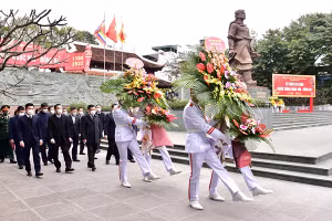 Dâng hương tưởng nhớ Hoàng đế Quang Trung
