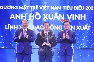 Chủ tịch nước dự Lễ trao giải Gương mặt trẻ Việt Nam tiêu biểu năm 2021