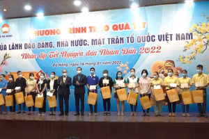 Chủ tịch nước tặng quà cho các lao động có hoàn cảnh khó khăn. 