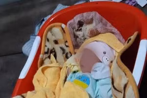 Cháu bé bị bơ rơi bên đường đã được người dân phát hiện và báo cho chính quyền địa phương.