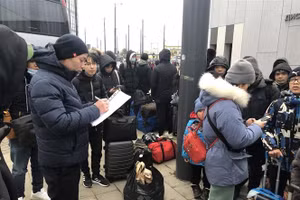 Người Việt Nam tại Ukraine sẽ di chuyển đường bộ sang các quốc gia láng giềng. Ảnh: TTXVN