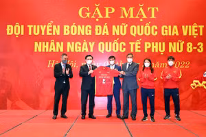Chủ tịch Quốc hội Vương Đình Huệ chúc mừng Đội tuyển Bóng đá nữ Quốc gia Việt Nam