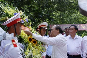 Chủ tịch nước Nguyễn Xuân Phúc dâng hoa tại Đền thờ Liệt sỹ Hang 8 thanh niên xung phong. Ảnh: Thống Nhất/TTXVN