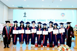 NEU trao bằng tốt nghiệp cho khóa đầu tiên tích hợp chứng chỉ quốc tế ICAEW CFAB