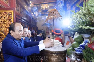 Chủ tịch nước Nguyễn Xuân Phúc dâng hương tưởng nhớ các Vua Hùng